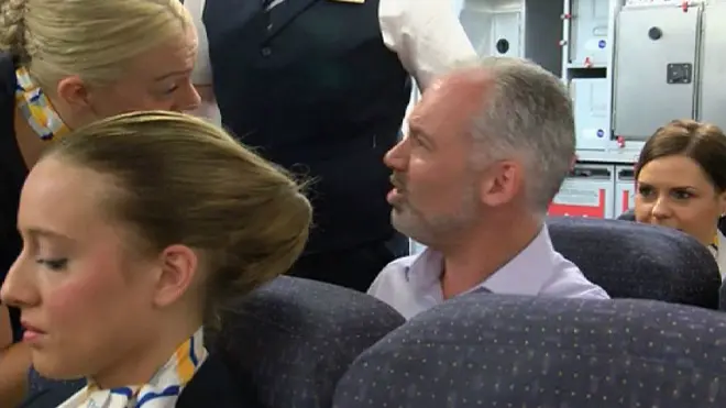 Люди, имитирующие поведение авиапассажиров