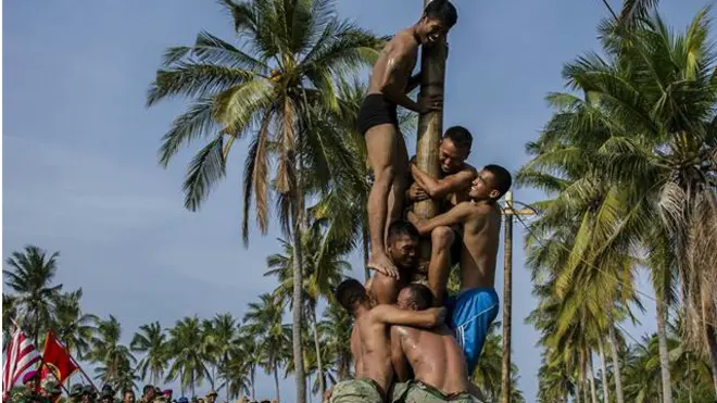 panjat pinang marinir AS dan Indonesia