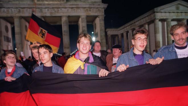 Празднование объединения Германии у Бранденбургских ворот в Берлине 3 октября 1990 года