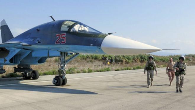 Российский бомбардировщик Су-34 на аэродроме Хмеймим в Сирии