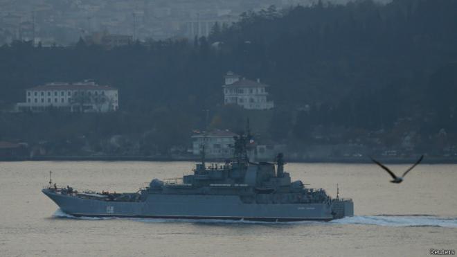 Российский десантный корабль "Цезарь Куников" следует через Босфор