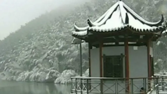 बर्फ़ से ढंका दक्षिण एशियाई इलाक़ा