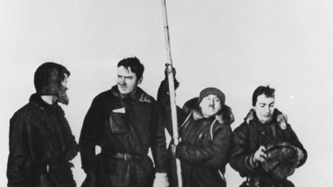Слева направо: Петр Ширшов, Эрнст Кренкель, Иван Папанин и Евгений Федоров на Северном полюсе (6 июня 1937 г.)