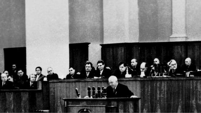 Никита Хрущев выступает с докладом "О культе личности и его последствиях" на XX съезде КПСС 25 февраля 1956 г.