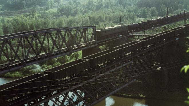 Поезд пересекает мост на Транссибе