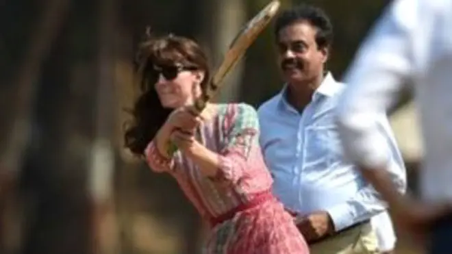 क्रिकेट खेलती केट कैथरीन.