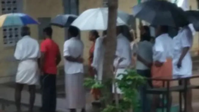 चेन्नई में बारिश के दौरान पहुंचे मतदाता