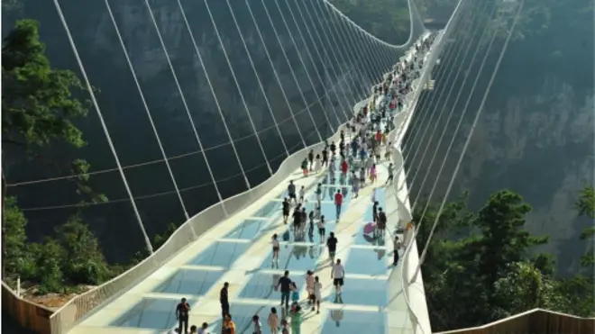 张家界世界最高最长玻璃大桥