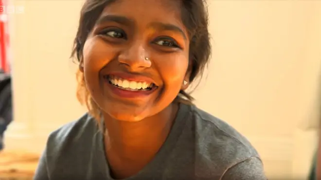 చిరునవ్వుతో యువతి