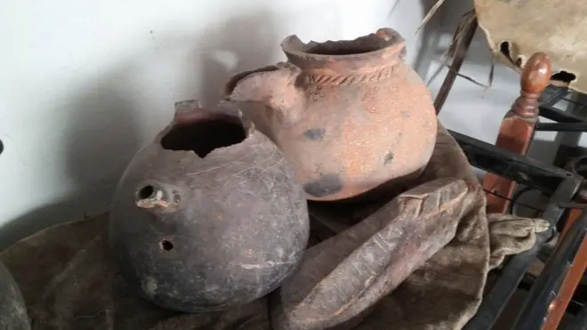 په دې خټینو منګیو کې پخوانیو نورستانیانو کوچني مړه شوي ماشومان ساتل