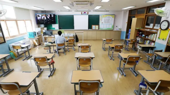 수도권에 코로나19 확산세가 이어지는 가운데 19일 오전 경기도 용인시 처인구 한터초등학교에서 교사가 온라인 원격 수업을 진행하고 있다