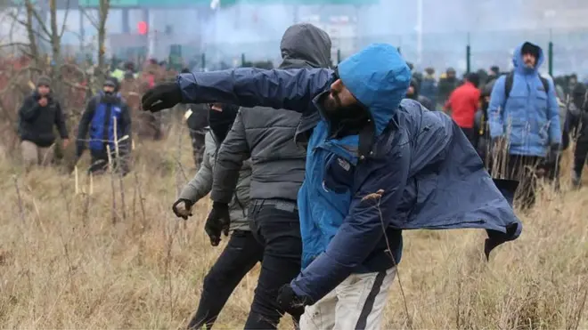 Мигрант кидает камень