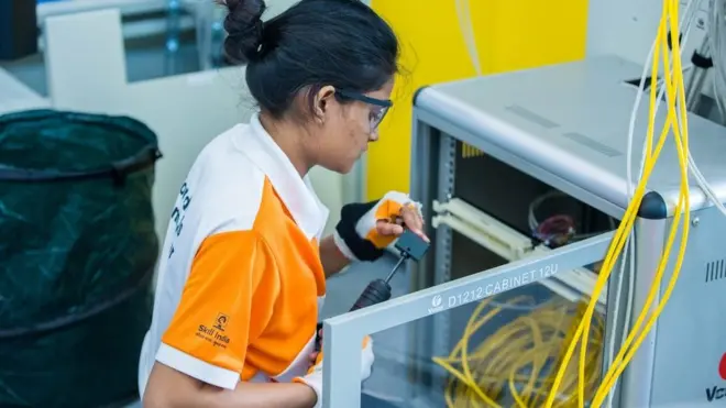 స్కిల్ ఇండియా శిక్షణ పొందుతున్న యువతి