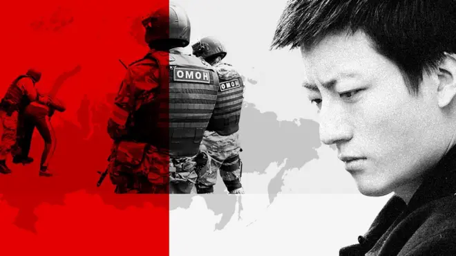 Коллаж: слева — два силовика в форме ОМОНа ведут задержанного; рядом — двое омоновцев стоят спиной, на бронежилетах надпись “ОМОН”. Фон слева красный, справа — светло-серый с картой России. Справа крупным планом — лицо молодого мужчины восточноазиатской внешности