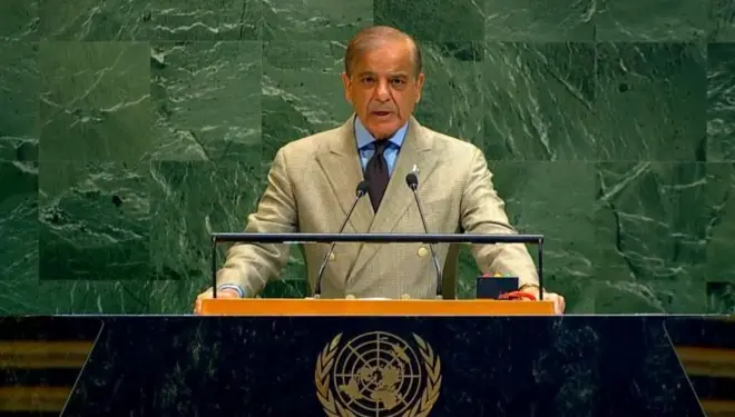 ఐక్యరాజ్య సమితి జనరల్ అసెంబ్లీలో ప్రసంగిస్తున్న పాకిస్తాన్ ప్రధానమంత్రి షాబాజ్ షరీఫ్