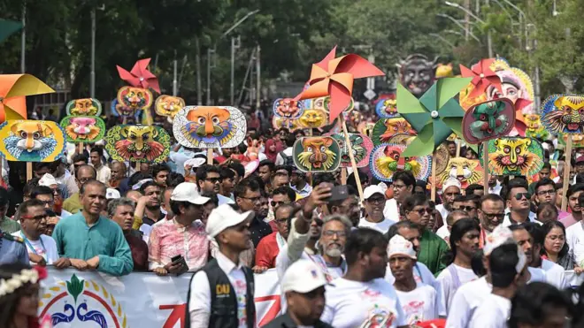 ঢাকা বিশ্ববিদ্যালয়ের চারুকলা অনুষদ থেকে শোভাযাত্রাটি বের হয়