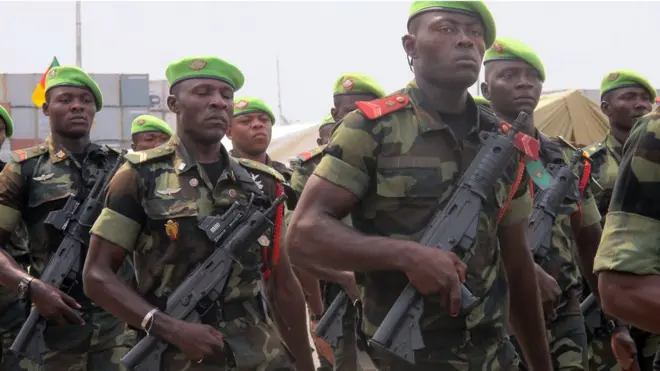 Soldiers wey carry gun