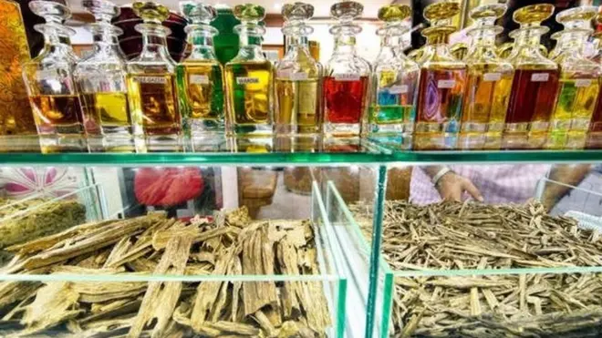 इत्र की बोतलें