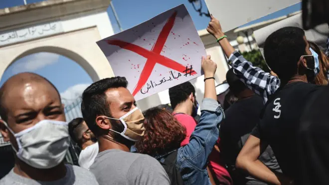 متظاهرون أمام مقر البرلمان ضد "مشروع قانون حماية الأمنيين"