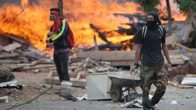 La demora en el anuncio de los resultados ha derivado en escenas de protestas y violencias