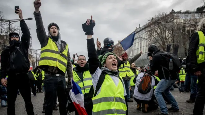Los chalecos amarillos protestan por el costo de la vida en Francia.