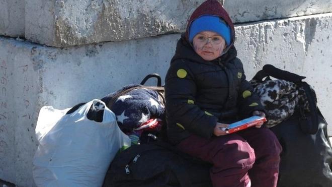 يواجه اللاجئون الأوكرانيون ظروفا صعبة وسط تعطل عمليات الإجلاء بسبب القصف الروسي المستمر