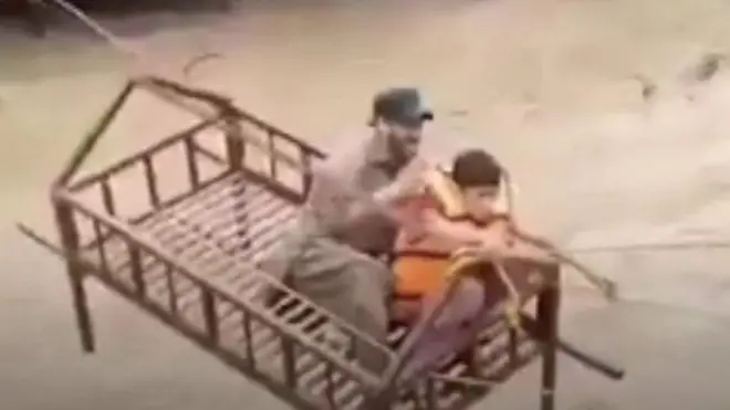 홍수 속 구조 모습