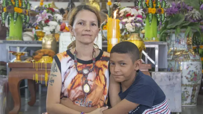 จันทิมา รื่นพิทักษ์ ผู้ศรัทธาในยันต์หลวงพ่อเปิ่น และบุตรชาย ณัฐชัย เกษแก้ว