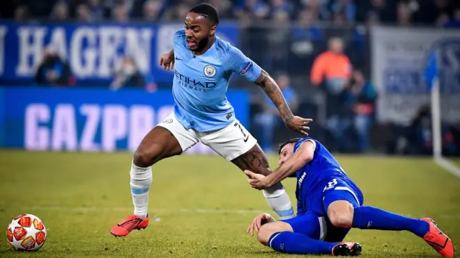 ستيرلينغ في طريقه لتسجيل الهدف الثالث لمانشستر سيتي