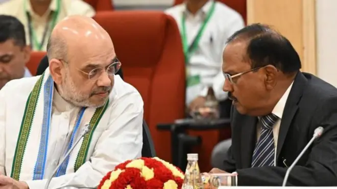 अमित शाह आणि अजित डोवाल.