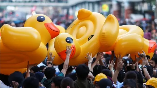 การชุมนุมในวันที่ 18 พ.ย. ที่แยกราชประสงค์ กลุ่มราษฎรก็ได้เป็ดยางมาเป็นส่วนหนึ่งและสัญลักษณ์ในกิจกรรม