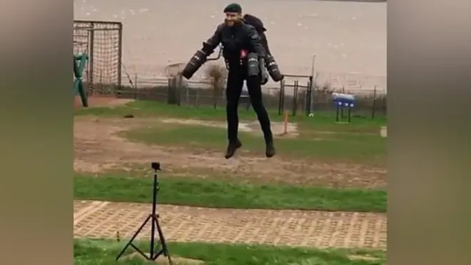 Морской пехотинец летает, как "Железный человек".