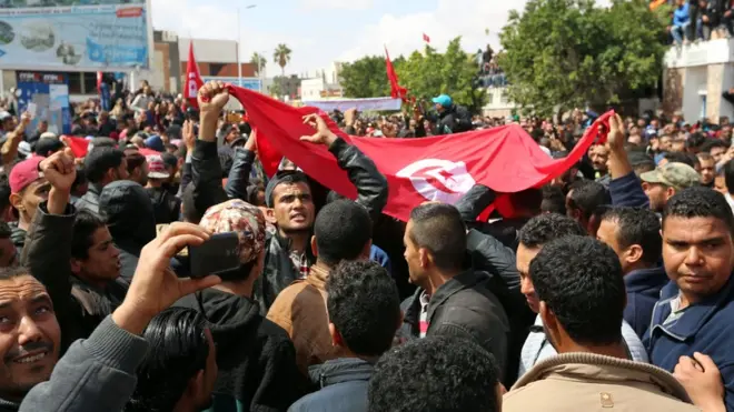 متظاهرون في ولاية "تطاوين" يطالبون بتحسين الأوضاع المعيشية وتوفير فرص العمل، ابريل/ نيسان 2017