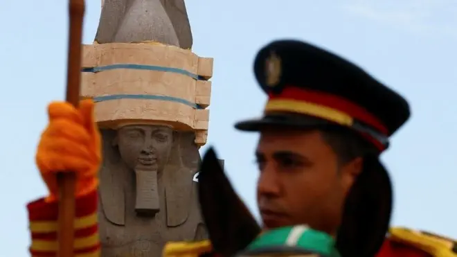 نُقل التمثال أول مرة قبل أكثر من ثلاثة آلاف عام من محاجر أسوان جنوبي مصر إلى مدينة منف القديمة