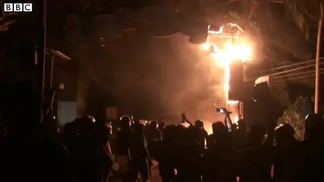 ''මහින්දගේ අම්මටයි තාත්තටයි ගල් ගහනවා මුං කරන වැරදි වලට.''