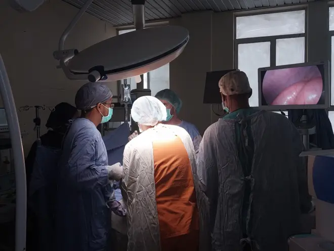 ዶክተሮች በአይደር ሪፈራል ሆስፒታል ቀዶ ሕክምና ሲሰሩ