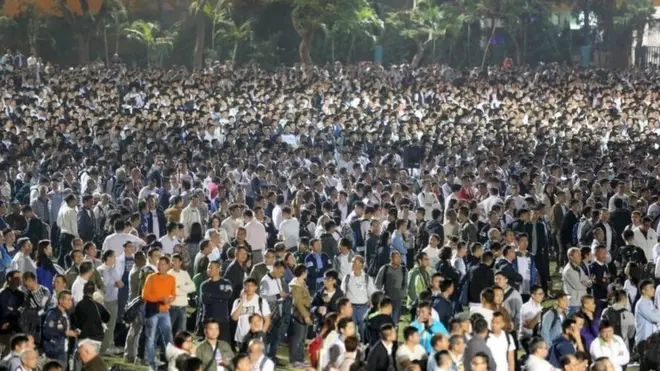 約3.3萬人於周三（2月22日）參加了支援香港7警的示威活動。