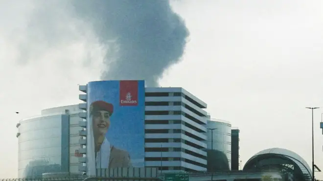 16 मार्च 2026 को दुबई हवाई अड्डे के पास के उठता हुआ धुआँ.यह धुआँ एक ड्रोन हमले में ईंधन टैंक के क्षतिग्रस्त होने के बाद उठा है.