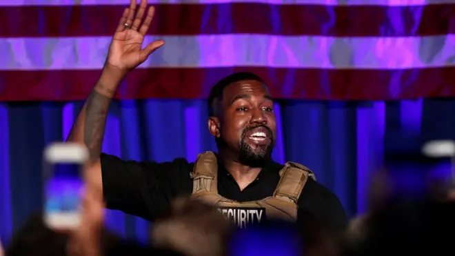 كانييه ويست ينظم أول تجمع له لدعم ترشيحه للانتخابات الرئاسية في نورث تشارلستون بولاية ساوث كارولينا بالولايات المتحدة يوم 19 يوليو/تموز 2020.