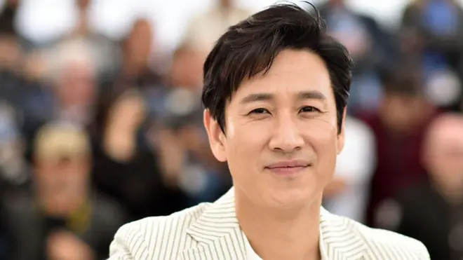 ပြင်သစ်မှာ ၂၀၁၉ ခုနှစ်တုန်းက ကျင်းပတဲ့ ကန်းစ် ရုပ်ရှင်ပွဲတော်မှာ မြင်တွေ့ရတဲ့ Lee Sun-kyun