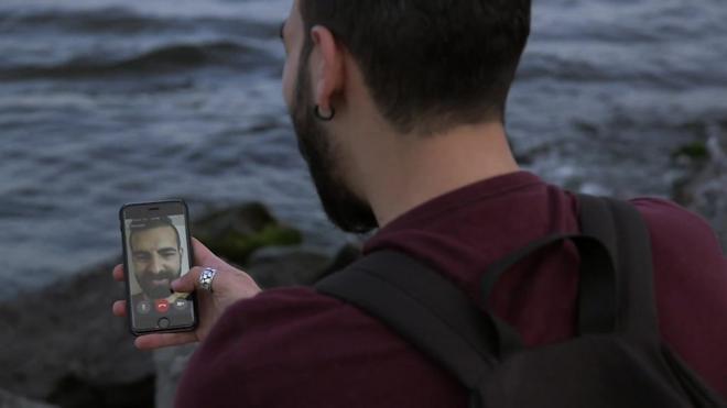 Ahmed e Joseph tentam manter relacionamento à distância; um deles ainda não conseguiu ser reassentado.