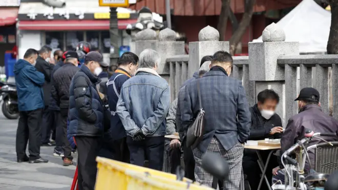 공원 인근에서 어르신들이 장기를 두거나 구경하고 있다
