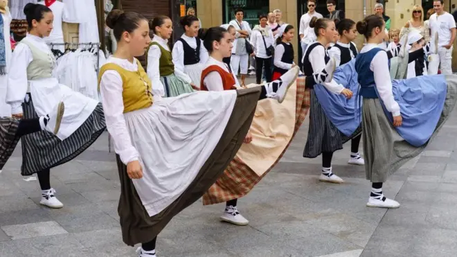La teoría del origen armenio asegura que hay vínculos lingüísticos, toponímicos, mitológicos e incluso de ADN entre armenios y vascos.