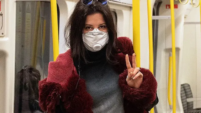 سيدة ترتدي كمامة