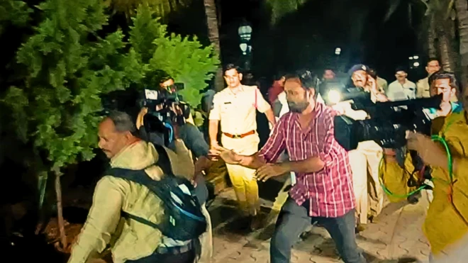 మోహన్ బాబు ఇంటి వద్ద మీడియా 