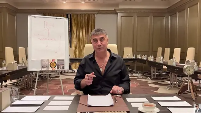 ویدئوهای سدات پکر از روز اول انتشار خود در روز ۲ ماه مه، خشم سیاستمداران ترک را برانگیخته اند