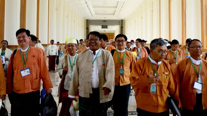 နေပြည်တော် လွှတ်တော်ရုံး တခုအတွင်းက အမတ်များ