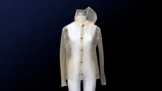 一个白色人体模型身穿一件带有淡黄色调的透明雨衣