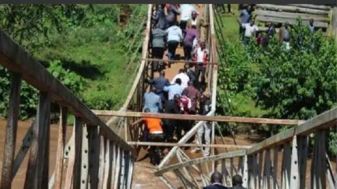 Gómìnà Mutua, igbakeji rẹ àti àwọn akoroyin wá lára àwọn tó já sodo nígbà tí afárá náà já