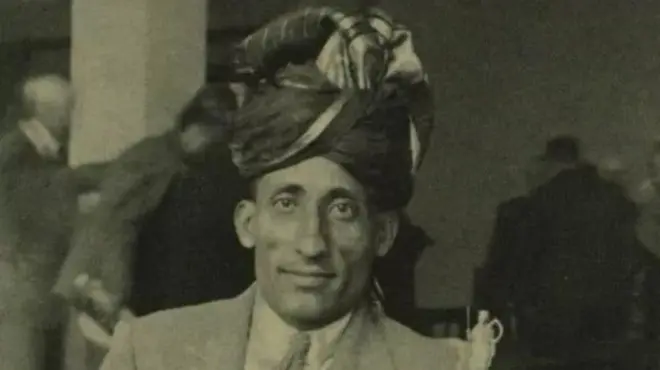 سلطان خان سنہ 1932 میں برٹش چیس چیمپیئن بنے۔ اپنی ٹرافی کے ساتھ یہاں دیکھے جا سکتے ہیں